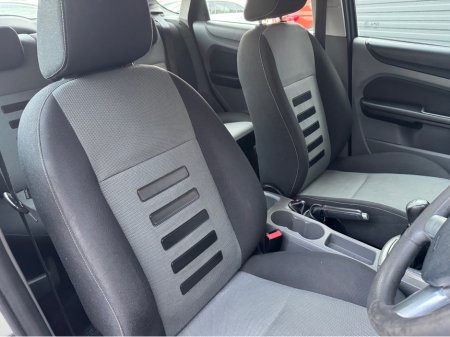 2010 Ford Focus - thumbnail 11