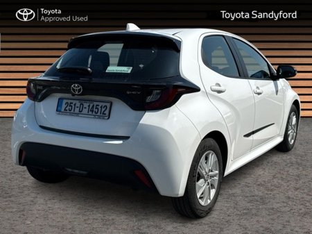 2025 Toyota Yaris HYBRID LUNA + CARBON PACK // REAR CAMERA // TOYOTA SAFETY SENSE // BLUETOOTH // AIR CON // FULL WARRANTY €26,445 thumbnail