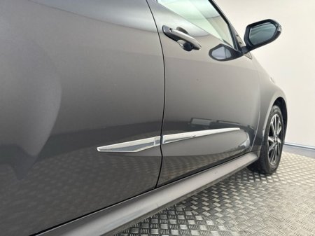 2023 Toyota Yaris HYBRID LUNA SPORT €24,950 thumbnail