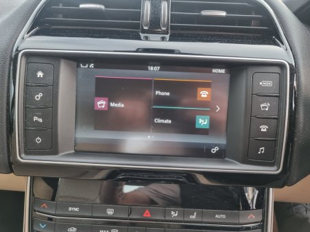 2016 Jaguar XE - thumbnail 7