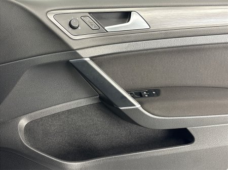 2019 Volkswagen Golf COMFORTLINE**TOUCHSCREEN MEDIA**APPLE CAR PLAY**REVERSE CAMERA**PARKING SENSORS**MULTIFUNCTIONAL STEERING WHEEL**CRUSIE CONTROL**DUAL CLIMATE**CLOTH SEATS**ELECTRIC WINDOWS**AIRCONDITIONING**ISOFIX** €19,495 thumbnail