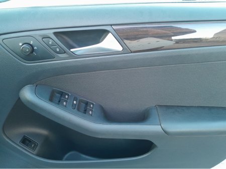 2016 Volkswagen Jetta CL 2.0 TDI MANUAL 5SPEED 110BHP 4DR €8,950 thumbnail