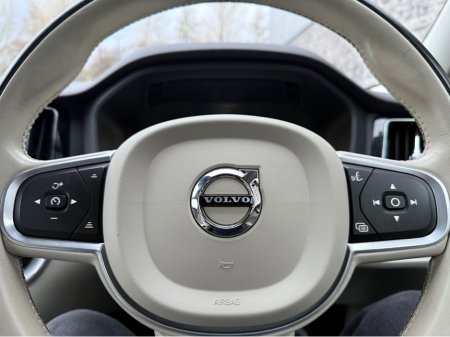 2021 Volvo XC60 2.0D MOMENTUM 5DR AUTO €38,950 thumbnail