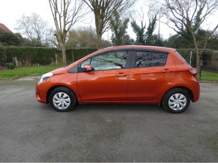 2017 Toyota Vitz - thumbnail 3