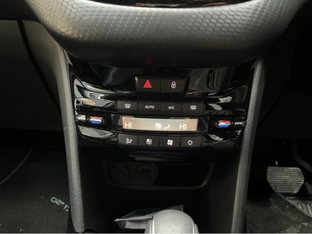 2017 Peugeot 2008 €12950! 2017 PEUGEOT 2008 CROSS CITY 1.2 AUTOMATIC €12,950 thumbnail