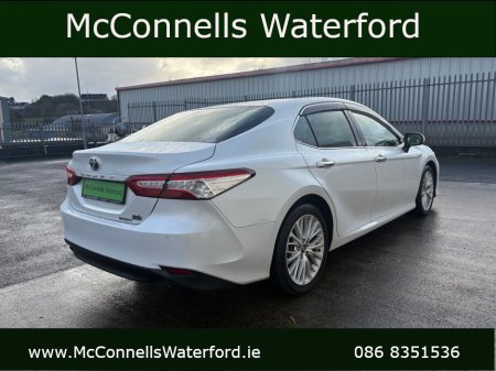 2017 Toyota Camry G Leather Hybrid €20,950 thumbnail