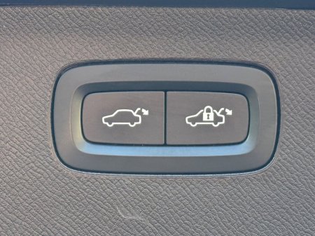 2022 Volvo XC90 PHEV T8 (390hp) R-Design AWD €56,900 thumbnail