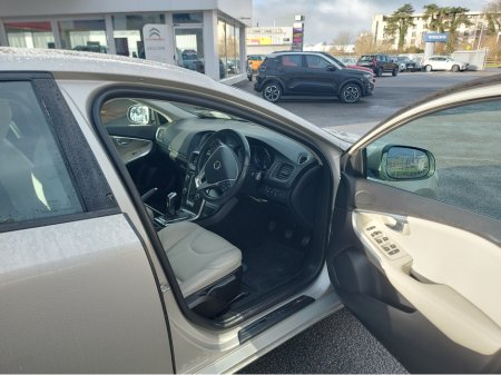 2019 Volvo V40 D3 MOMENTUM ED 5DR €19,950 thumbnail