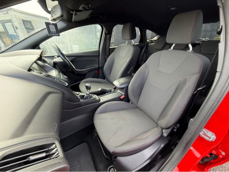 2017 Ford Focus - thumbnail 5