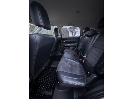 2016 Mitsubishi Outlander - thumbnail 13