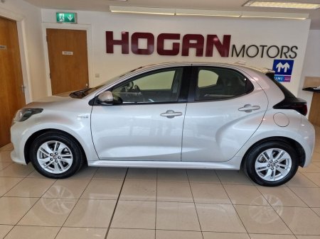 2022 Toyota Yaris Hybrid Luna Automatic €22,750 thumbnail