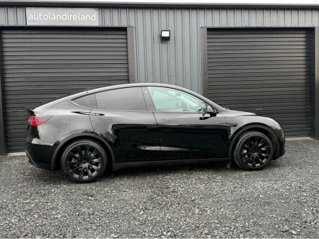 2022 Tesla Model Y LONG RANGE AWD €31,950 thumbnail