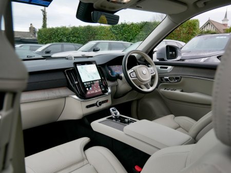 2025 Volvo XC90 T8 PHEV AWD Ultra Bright thumbnail