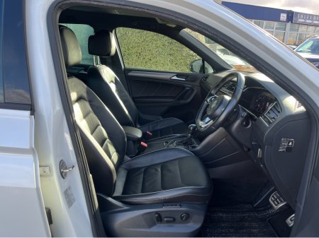 2018 Volkswagen Tiguan R-LINE 4 MOTION AUTOMATIC 2.0 DIESEL //HIGH SPEC//FULL LEATHER HEATED FRONT AND REAR SEATS//360 PARKING CAMERAS//ADAPTIVE CRUISE CONTROL// €27,950 thumbnail