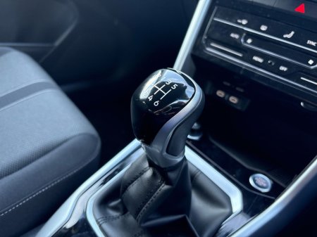 2024 Volkswagen T-Roc T-ROC EDITION 75 1.0TSI M6F 116HP €29,975 thumbnail