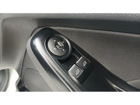 2015 Ford Fiesta - thumbnail 18