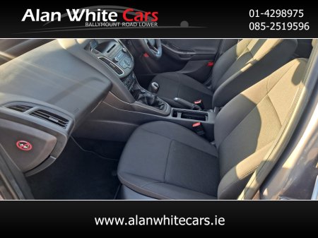 2016 Ford Focus - thumbnail 16