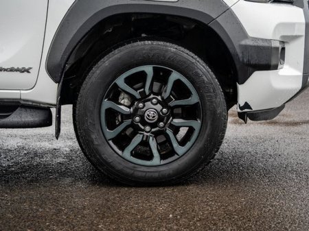 2024 Toyota Hilux - view 3