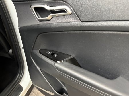 2023 Kia Sportage - thumbnail 3