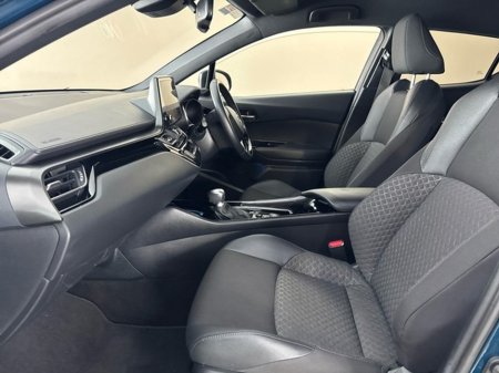 2023 Toyota C-HR Sport Hybrid €29,950 thumbnail