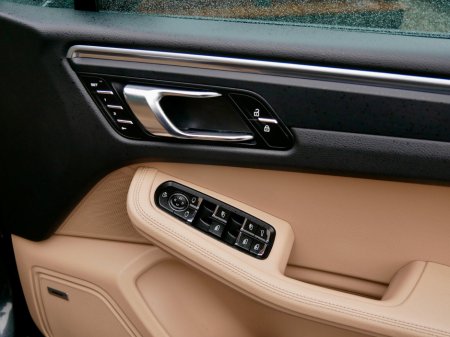 2023 Porsche Macan Macan T €69,950 thumbnail