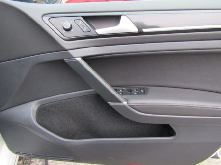 2015 Volkswagen Golf GOLF R ESTATE AWD 5DR Auto €21,950 thumbnail