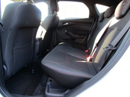 2017 Ford Focus - thumbnail 16