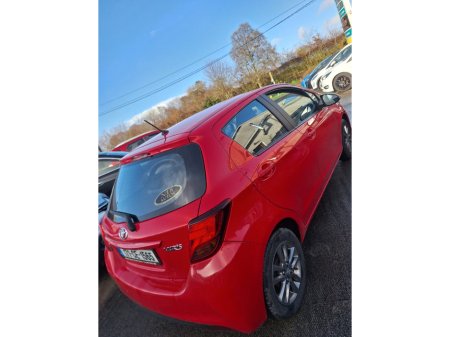 2017 Toyota Yaris - thumbnail 5