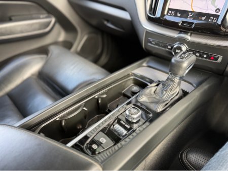 2018 Volvo XC60 - thumbnail 18