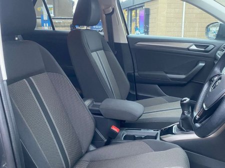 2021 Volkswagen T-Roc Design 1.0 TSI M6F 110HP 5DR €22,995 thumbnail