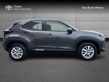 2024 Toyota Yaris Cross - view 3