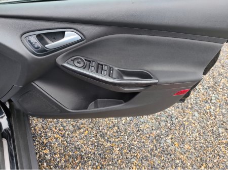 2017 Ford Focus - thumbnail 14