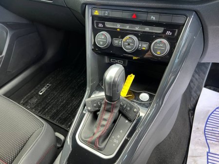 2020 Volkswagen T-Roc SPORT 2.0 TDI // APPLE CARPLAY/ANDROID AUTO // DUAL ZONE CLIMATE CONTROL // 18" ALLOYS €24,900 thumbnail