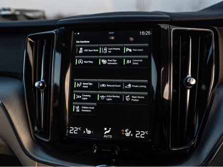 2017 Volvo XC60 172 Volvo XC60 4WD Auto/High spec/1yr warranty €26,888 thumbnail