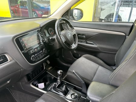 2017 Mitsubishi Outlander - thumbnail 2