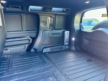2025 Land Rover Defender - thumbnail 18
