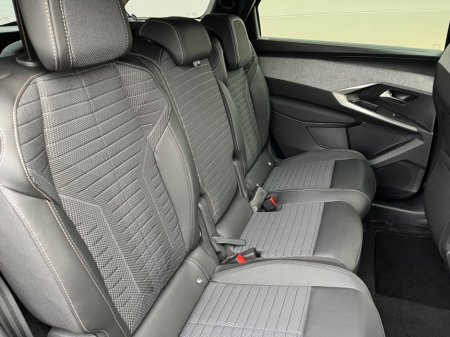 2026 Peugeot 5008  thumbnail