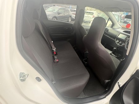 2017 Toyota Yaris - thumbnail 22