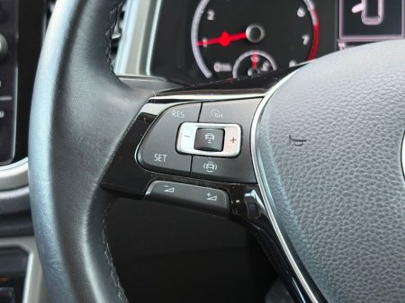 2022 Volkswagen T-Roc Design 1.0 TSI M6F 110HP 5DR €25,950 thumbnail