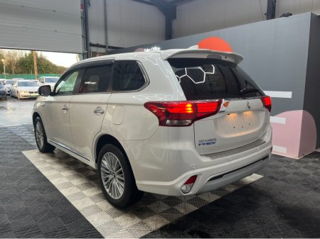 2019 Mitsubishi Outlander €21950! 2019 MITSUBISHI OUTLANDER PHEV 4WD G 2.4 AUTOMATIC / HEATED SEATS / HEATED STEERING WHEEL / CRUISE CONTROL / PADDLE SHIFTERS / €21,950 thumbnail