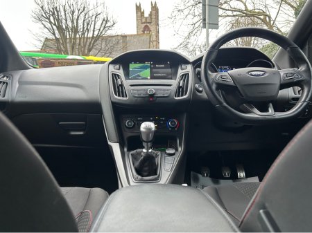 2017 Ford Focus - thumbnail 15