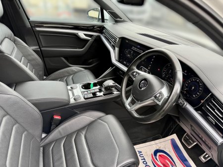 2019 Volkswagen Touareg V6 R-LINE TECH 3.0 TDI **286 BHP**REVERSE CAMERA**BODY KIT**BLACK PACK**XENONS**MEMORY SEATS**FSH**MINT** €52,750 thumbnail