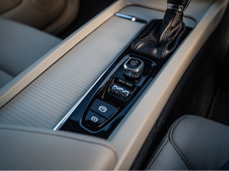 2017 Volvo XC60 172 Volvo XC60 4WD Auto/High spec/1yr warranty €26,888 thumbnail