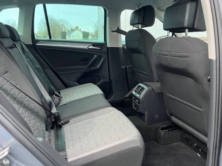 2023 Volkswagen Tiguan LIFE 1.4 HYBRID // DIGITAL CLUSTER // APPLE CARPLAY/ANDROID AUTO // DUAL ZONE CLIMATE CONTROL €31,900 thumbnail