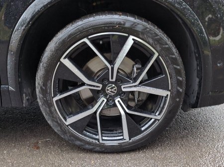 2024 Volkswagen Tiguan 2.0 TDI 150HP R-Line DSG Electric Boot €52,995 thumbnail