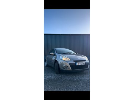 2010 Renault Clio - view 2