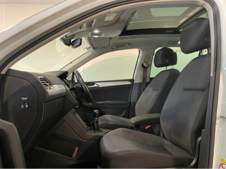 2018 Volkswagen Tiguan - thumbnail 19