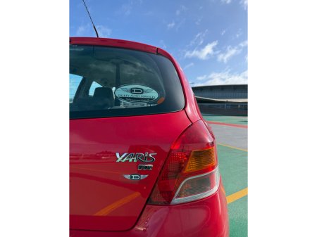 2010 Toyota Yaris - thumbnail 14