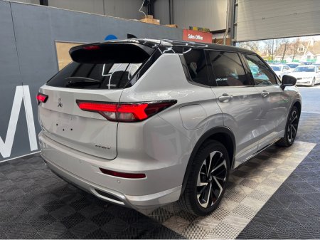 2024 Mitsubishi Outlander - thumbnail 2
