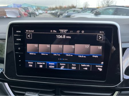 2023 Volkswagen T-Roc R-LINE AUTOMATIC 2.0 DIESEL //HALF LEATHER HEATED SEATS//REVERSE CAMERA//ADAPTIVE CRUISE CONTROL//KEYLESS ENTRY// €31,950 thumbnail